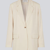 Oversized blazer in beige with a drapy fit. AnkerMD blazer has collar and notch lapels with a single button closure. Flap welt front pockets. Slits on cuffs and single back vent. Lined.  The model is 177 cm and wears a size S/36.  Shop matching shorts: AnkerMD shorts or bukser: AnkerMD pants.