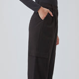 Beautiful wide pants with a casual fit. The AnkerMD Pocket pant has a zipper and button closure with pleat details and big utility pocket in the legs