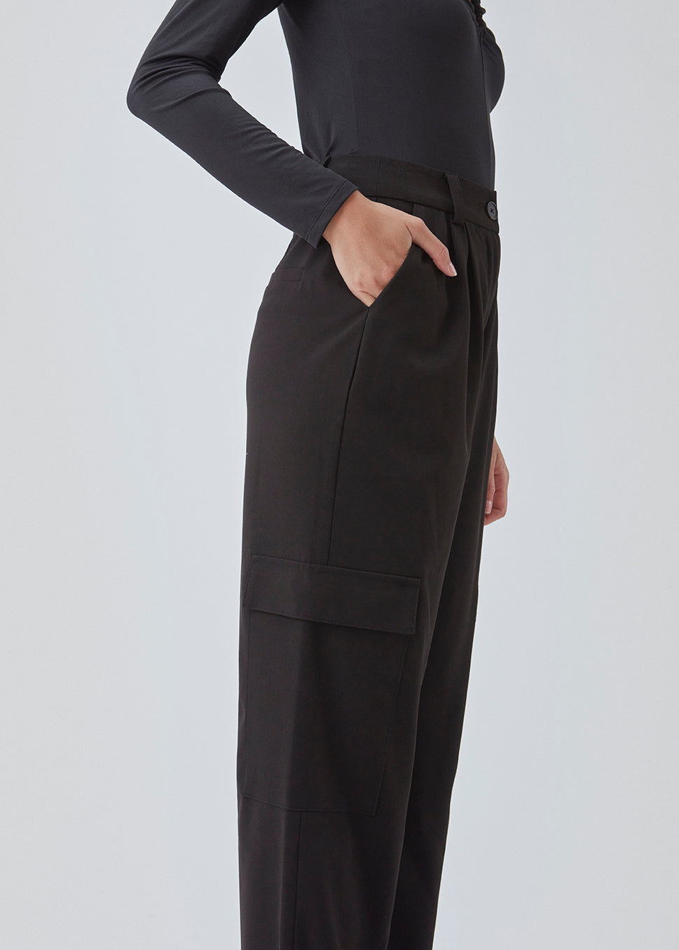 Beautiful wide pants with a casual fit. The AnkerMD Pocket pant has a zipper and button closure with pleat details and big utility pocket in the legs