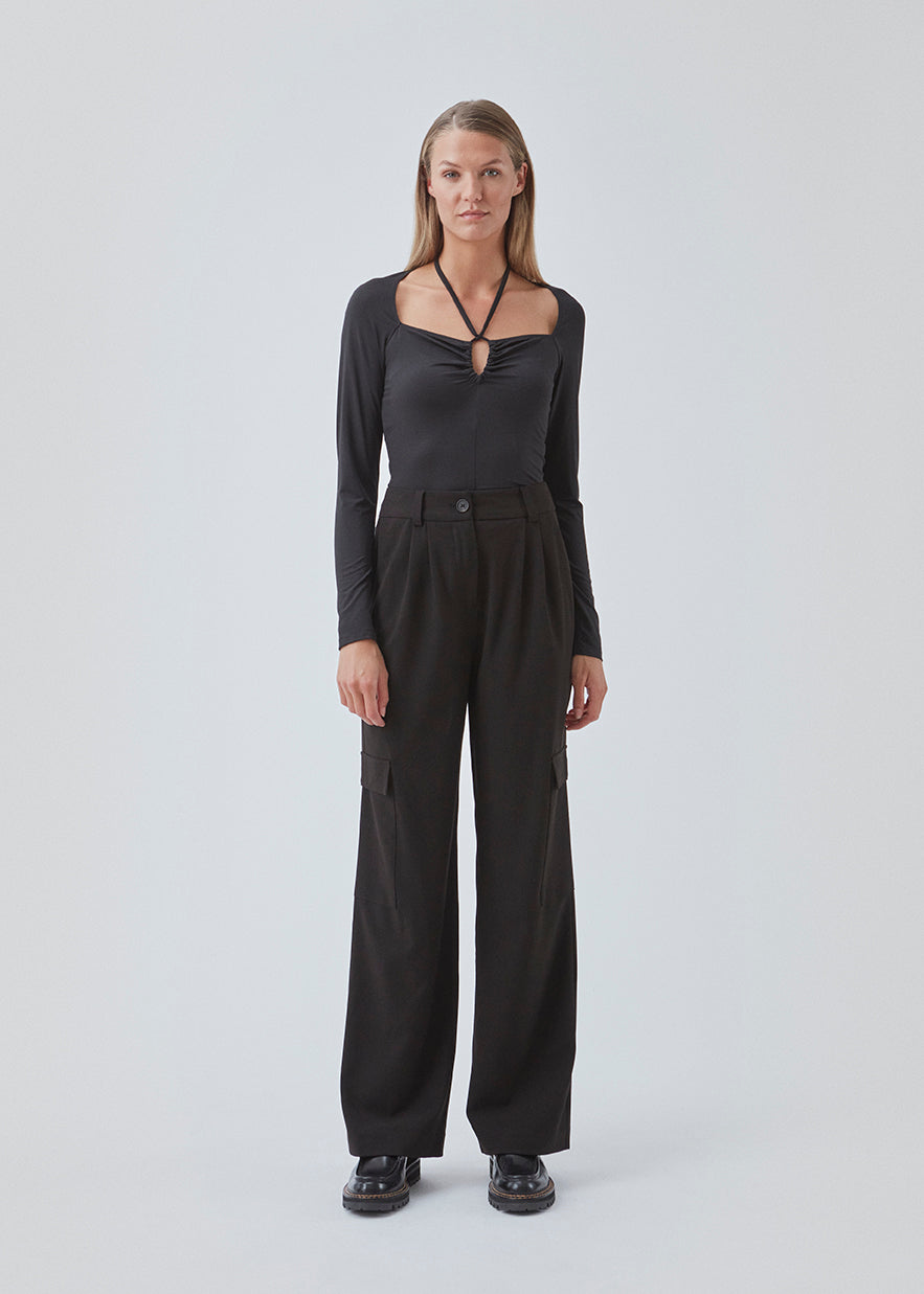 Beautiful wide pants with a casual fit. The AnkerMD Pocket pant has a zipper and button closure with pleat details and big utility pocket in the legs