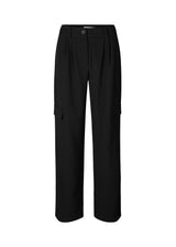 Beautiful wide pants with a casual fit. The AnkerMD Pocket pant has a zipper and button closure with pleat details and big utility pocket in the legs