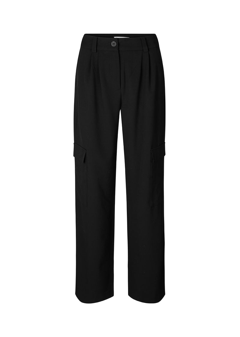 Beautiful wide pants with a casual fit. The AnkerMD Pocket pant has a zipper and button closure with pleat details and big utility pocket in the legs
