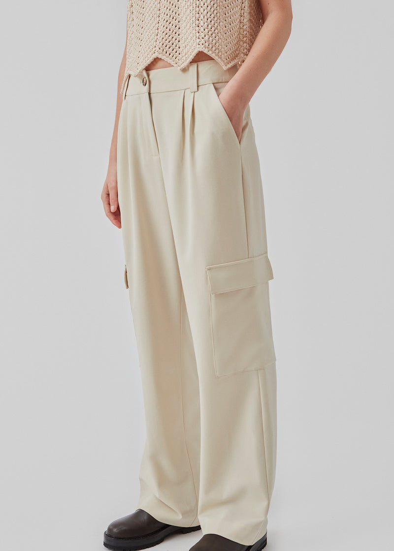 Beautiful wide pants in beige with a casual fit. The AnkerMD Pocket pant has a zipper and button closure with pleat details and a big utility pocket in the legs. The model is 177 cm and wears a size S/36.  Shop matching blazer: AnkerMD blazer.