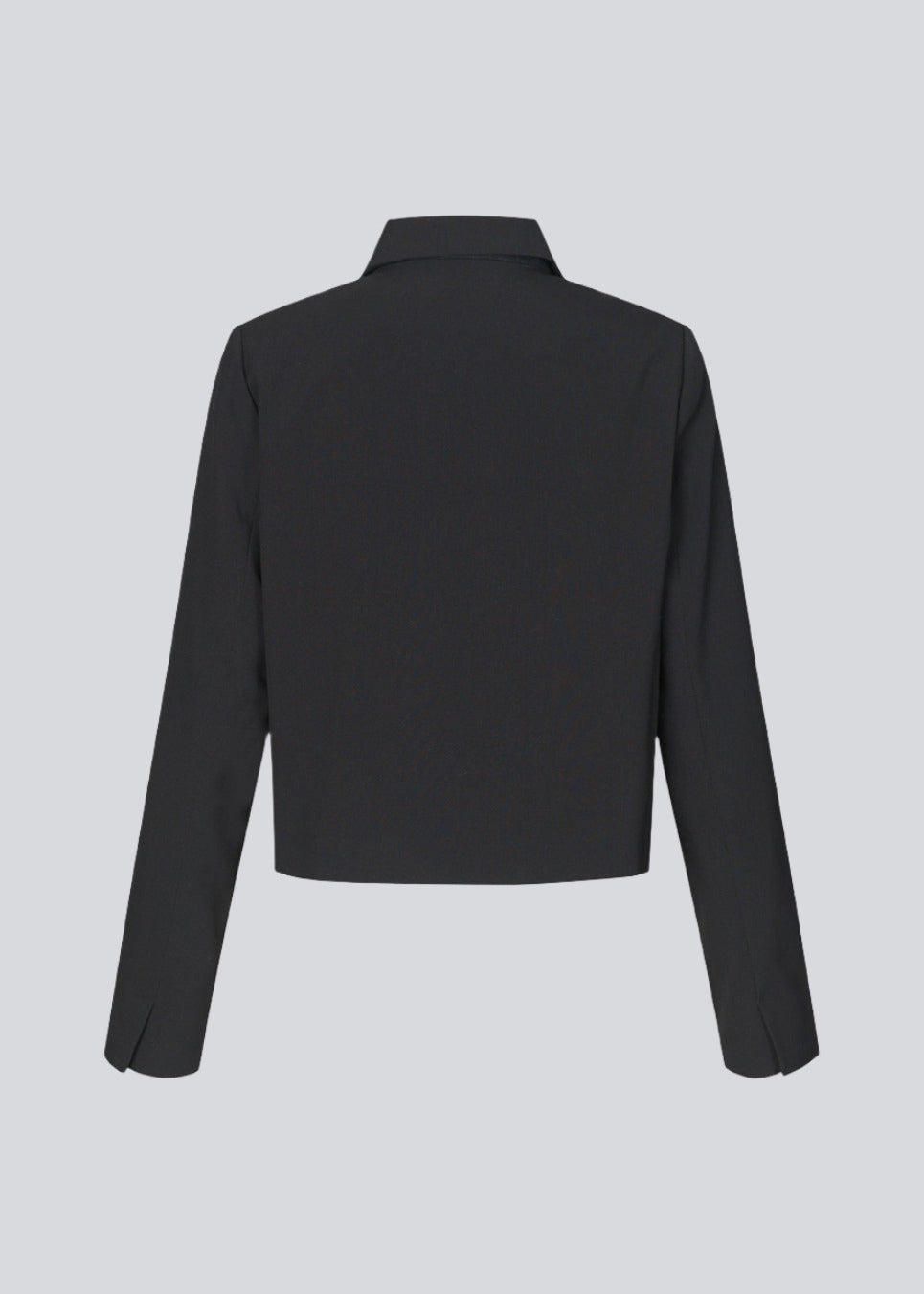 Short, double-breasted blazer with collar and notch lapels. AnkerMD short blazer has a straight fit with two buttons and a decorative chest pocket.