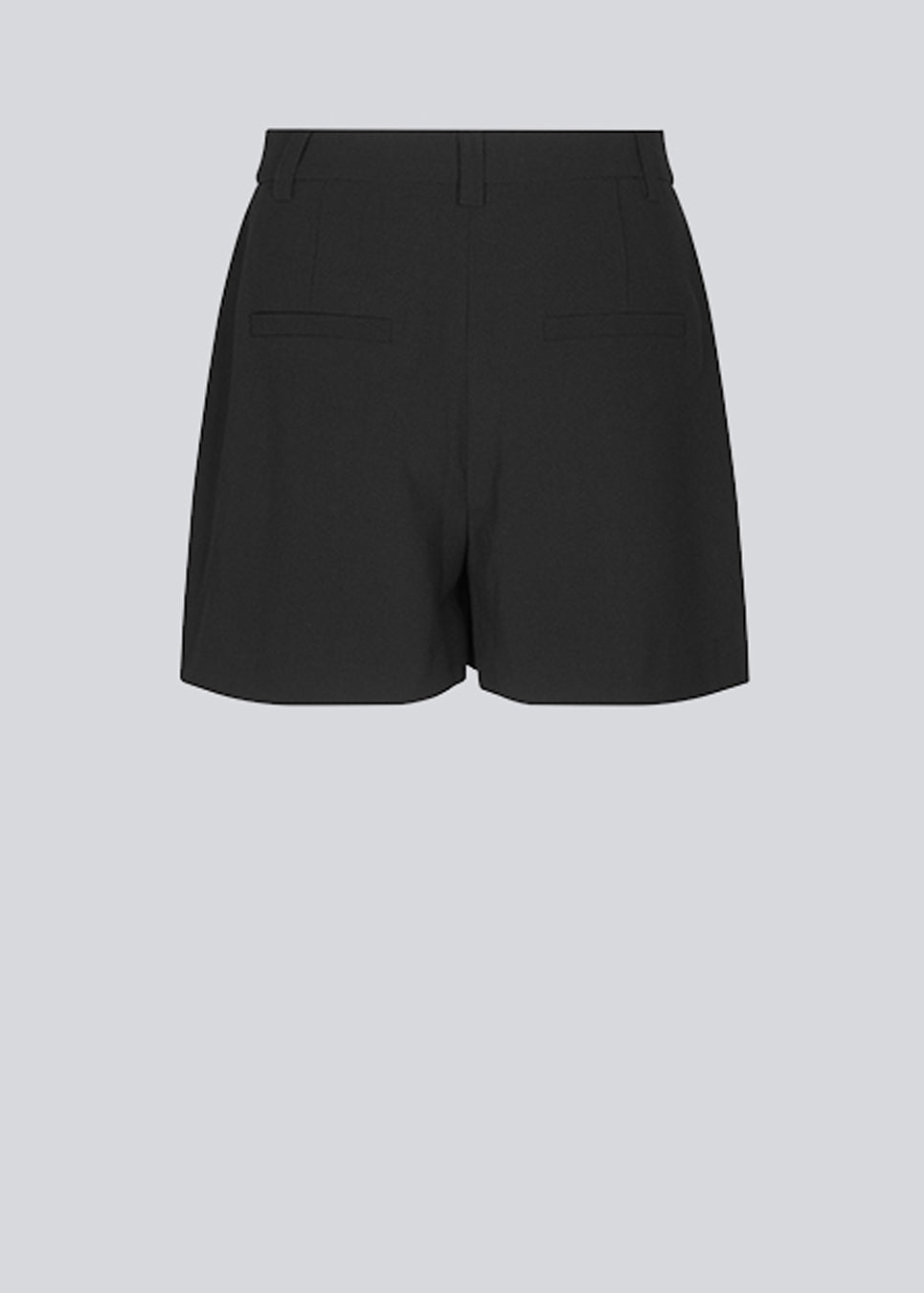 Wide-legged shorts in black with a medium waist. AnkerMD shorts have creases down the front, zip fly and buttons, side pockets, and fake back pockets. The model is 174 cm and wears a size S/36.
