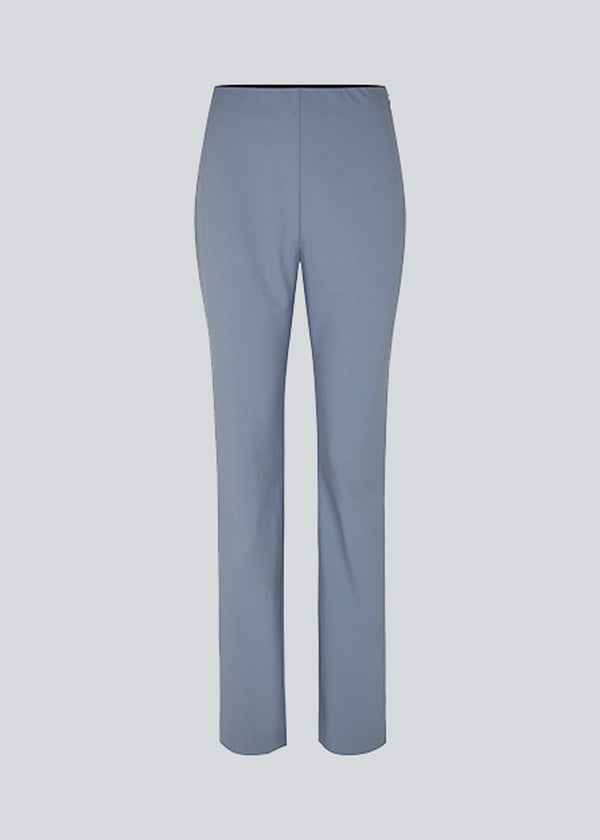 Pants in the color Dusk in a slim silhouette with hidden closure at one side. AnkerMD slit pants have decorative paspel back pockets, sewn-in creases and slits at hems.