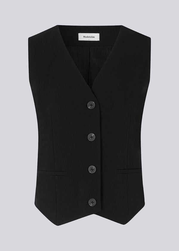 Tailored vest in suitable quality. The AnkerMS vest has a deep v-neckline with a button closure and with piped pocket in front. The vest has lining. 