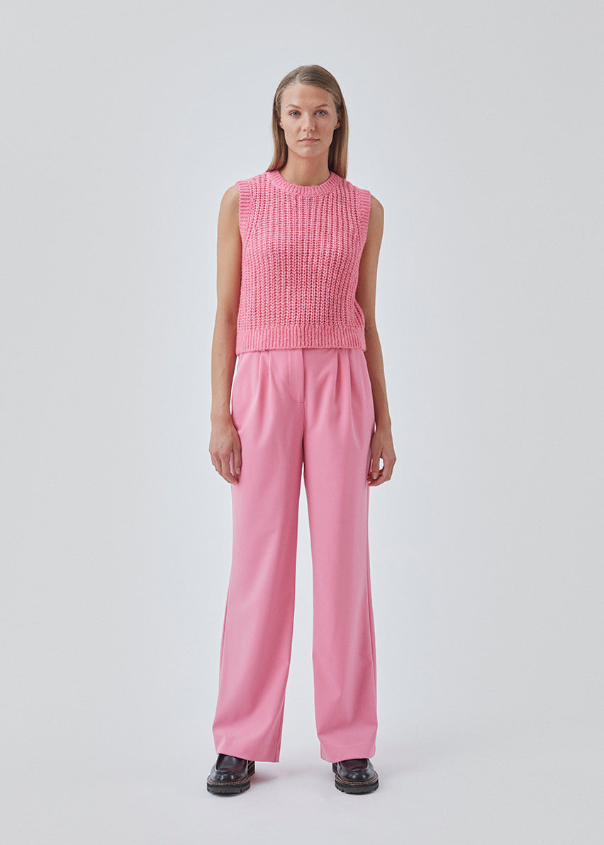 Pants in pink in a relaxed fit. AnkerMD wide pants have a regular waist with pleats in front and wide, long legs. Decorative back pockets and side pockets.  Match with blazer: AnkerMD blazer
