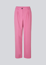 Pants in pink in a relaxed fit. AnkerMD wide pants have a regular waist with pleats in front and wide, long legs. Decorative back pockets and side pockets.  Match with blazer: AnkerMD blazer