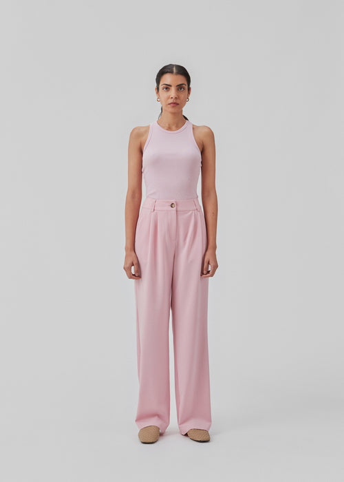 Pants in the color dusty sorbet in a relaxed fit. AnkerMD wide pants have a regular waist with pleats in front and wide, long legs. Decorative back pockets and side pockets. The model is 174 cm and wears a size S/36.