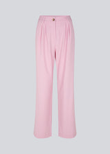 Pants in the color dusty sorbet in a relaxed fit. AnkerMD wide pants have a regular waist with pleats in front and wide, long legs. Decorative back pockets and side pockets. The model is 174 cm and wears a size S/36.