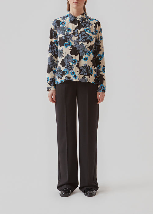 Shirt with large floral print in EcoVero viscose. AnnalieMD print shirt has a relaxed shape with long sleeves, collar and button closure in front.