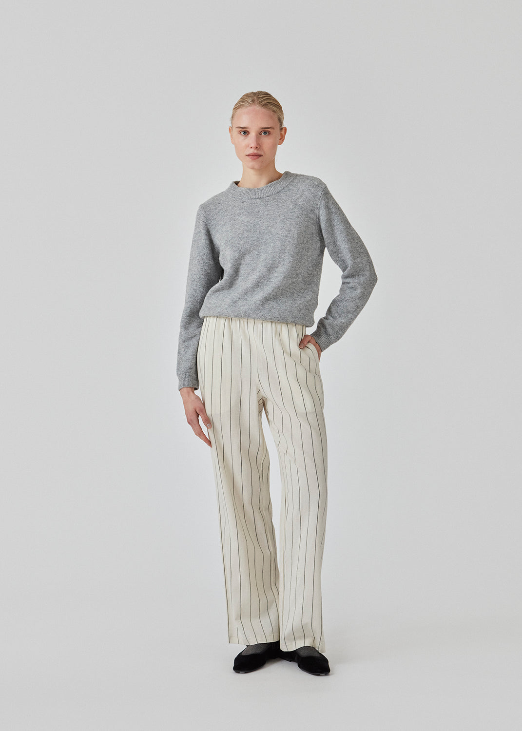 Fine knit jumper in grey in a more responsible quality. AnnaMD o-neck has a slim silhouette with long sleeves and a round neck. Ribknitted trimmings.Fine knit jumper in grey in a more responsible quality. AnnaMD o-neck has a slim silhouette with long sleeves and a round neck. Ribknitted trimmings.