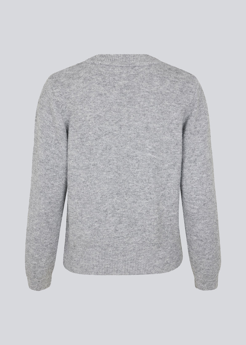 Fine knit jumper in grey in a more responsible quality. AnnaMD o-neck has a slim silhouette with long sleeves and a round neck. Ribknitted trimmings.