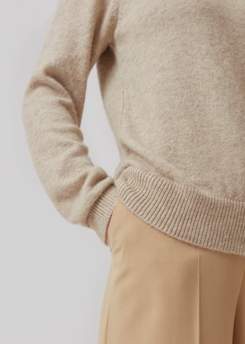 Fine knit jumper in beige in a more responsible quality. AnnaMD o-neck has a slim silhouette with long sleeves and round neck. Ribknitted trimmings.