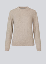 Fine knit jumper in beige in a more responsible quality. AnnaMD o-neck has a slim silhouette with long sleeves and round neck. Ribknitted trimmings.