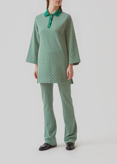 Jumper in green in soft quality with a graphic pattern. AnniMD sweat has a collar with three button closures and 3/4 length sleeves with volume. Style with matching pants: AnniMD pants