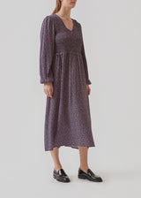 Relaxed midi dress with long balloon sleeves with elastic. The top of ApolloMD print dress has a v-neckline and elasticated smock. The skirt has more volume.
