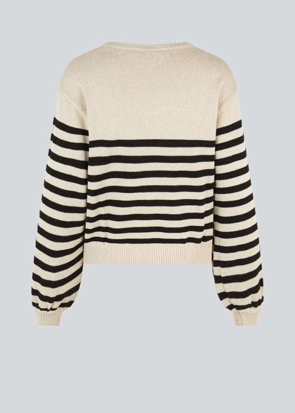 Knitted jumper in cotton with a relaxed fit in beige with black stripes. ArchieMD o-neck has a round neck with dropped shoulders and long sleeves. Ribbing at neckline and hem on sleeves and bottom.