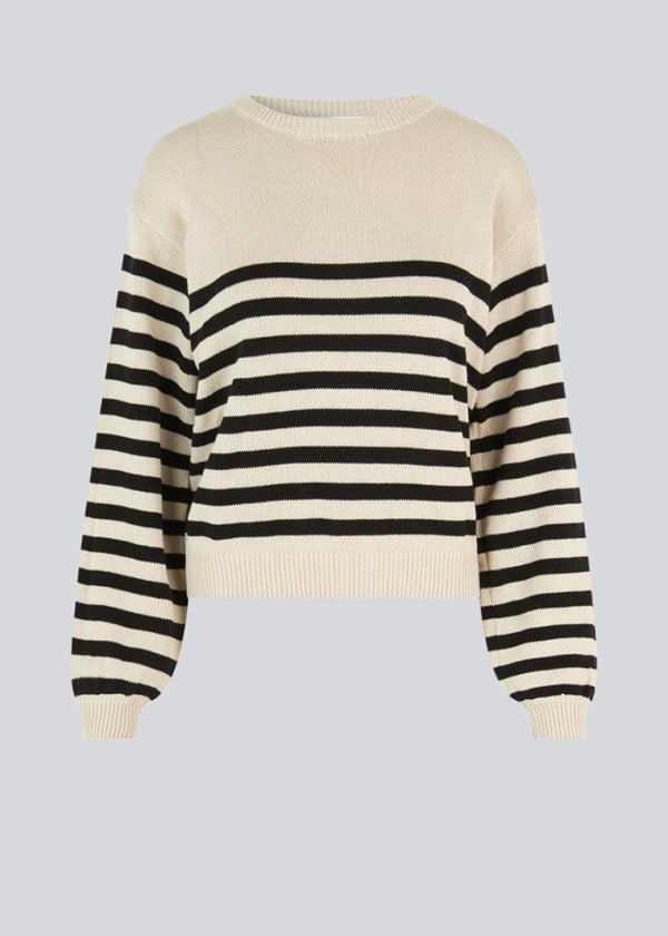 Knitted jumper in cotton with a relaxed fit in beige with black stripes. ArchieMD o-neck has a round neck with dropped shoulders and long sleeves. Ribbing at neckline and hem on sleeves and bottom.