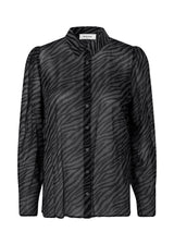 Elegant skjorte i let georgette med print. Skjorten har knaplukning og krave med lange ærmer med vidde og detalje ved skulderen. AriellaMD print shirt er en smule transparent.