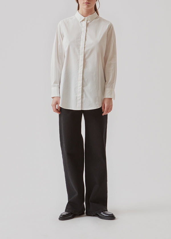 Classic, long shirt in a nice cotton quality. Arthur shirt has hidden button closure at front and wide cuffs, which creates an elegant look.