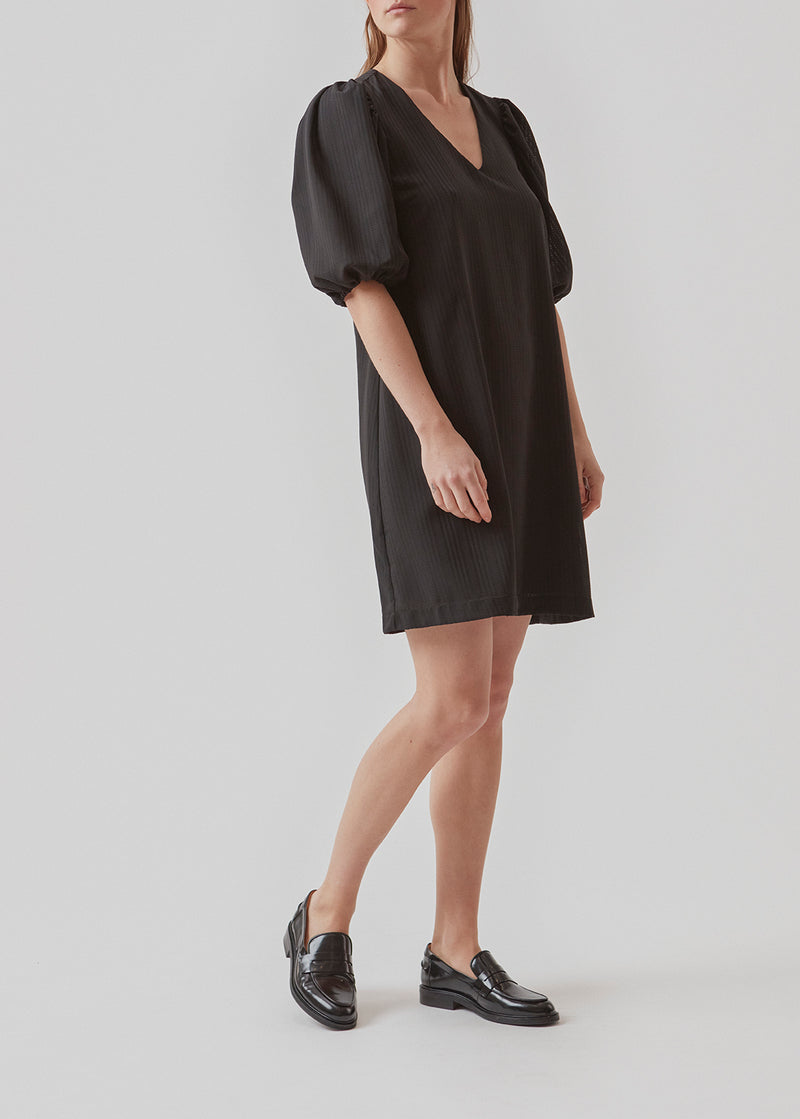 Short dress in black with relaxed fit and v-neckline. The sleeves on AshaMD dress are short and voluminous with elasticated cuffs.  Material: 100% Polyester  Lining: 100% Polyester