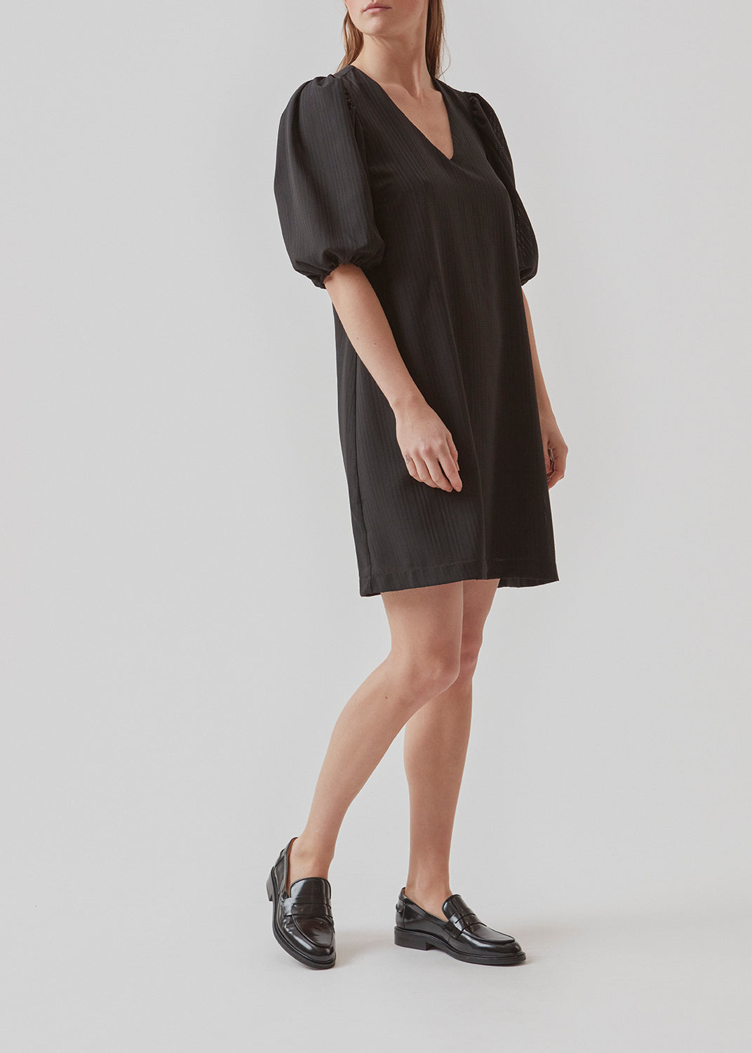 Short dress in black with relaxed fit and v-neckline. The sleeves on AshaMD dress are short and voluminous with elasticated cuffs.  Material: 100% Polyester  Lining: 100% Polyester
