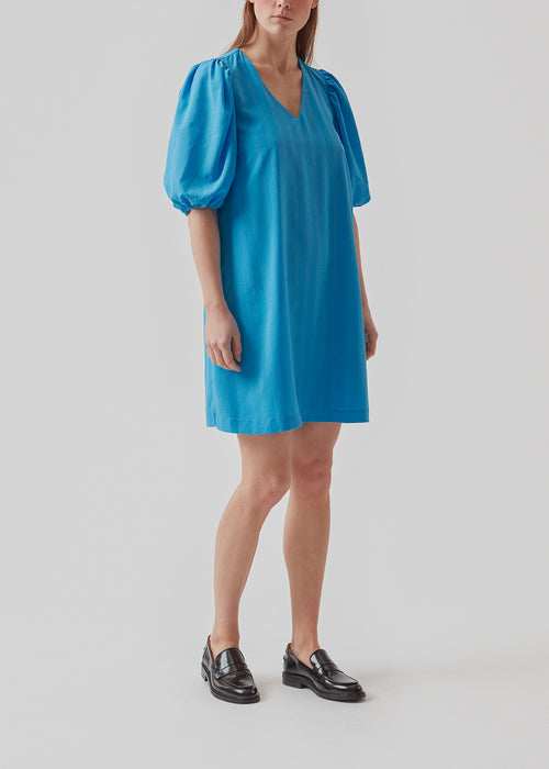 Short dress in blue with relaxed fit and v-neckline. The sleeves on AshaMD dress are short and voluminous with elasticated cuffs.  Material: 100% Polyester  Lining: 100% Polyester