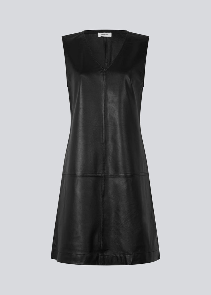 Sleeveless dress with A-shape in soft lamb leather. AspenMD dress has a v-neckline and decorative stitching. The dress cuts at the knees.