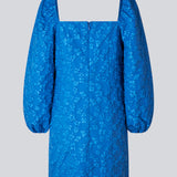 Short dress in blue with all-over floral structure. AtiraMD dress has long balloon sleeves and a more fitted body. The neckline is square in front and back.  The model is 177 cm and wears a size S/36.
