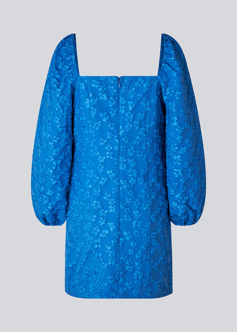 Short dress in blue with all-over floral structure. AtiraMD dress has long balloon sleeves and a more fitted body. The neckline is square in front and back.  The model is 177 cm and wears a size S/36.