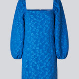 Short dress in blue with all-over floral structure. AtiraMD dress has long balloon sleeves and a more fitted body. The neckline is square in front and back.  The model is 177 cm and wears a size S/36.