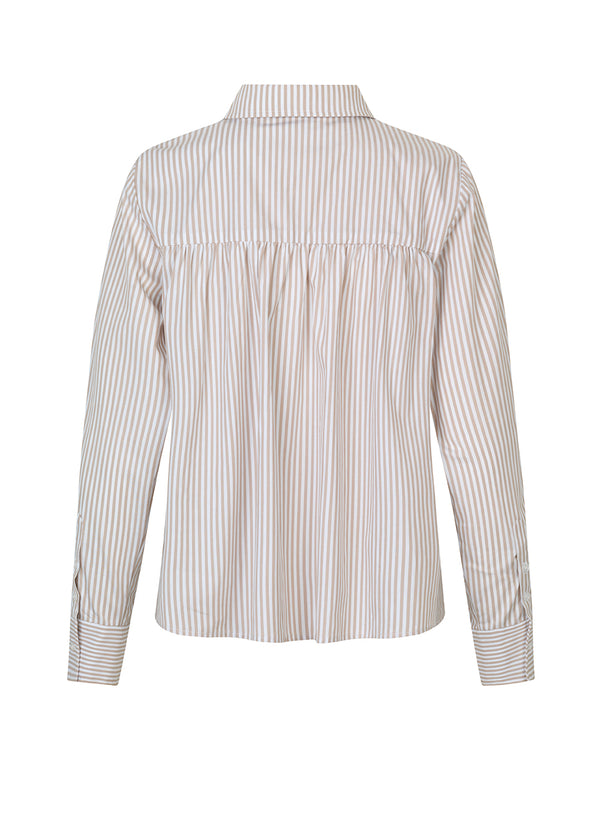 Classic cotton shirt with long sleeves. AugustusMD shirt has a gathered yoke on the back to create volume. The back is slightly shorter than the front. Embroidered logo in front.