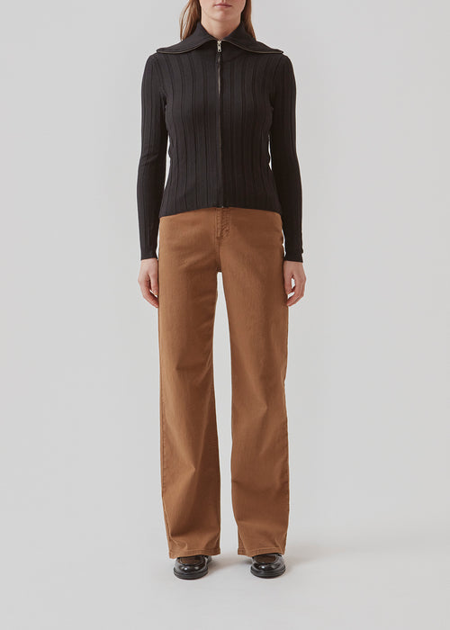 Rib-knitted cardigan in black with a fitted silhouette. AveryMD t-neck has an extra-wide collar, long sleeves and zipper in front.