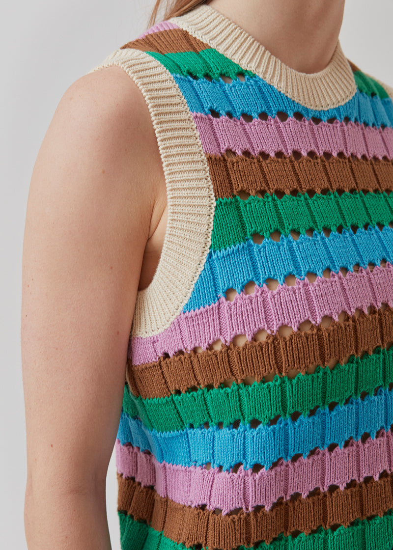 Sleeveless vest in organic cotton. AxelMD is designed with multi-stripe knit and ribbed trimmings along the round neck, cuffs and hem.