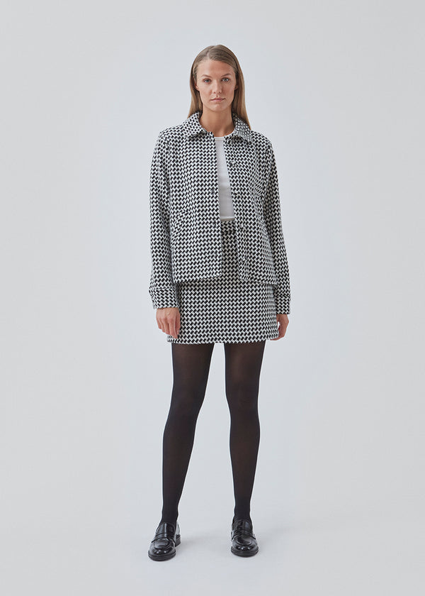 Long-sleeved jacket with a structured surface. BadiaMD jacket has a relaxed silhouette with a collar, button closure in front, and angled paspoil pockets. Lined. Part of a set. Shop the skirt here: BadiaMD skirt. 