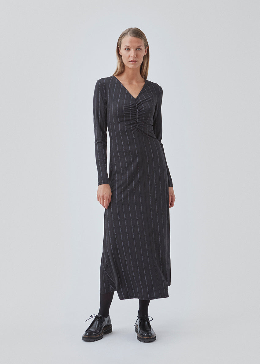 Tight dress in the color: Love Love Blue stretchable quality with print and A shape.BartoMD dress has long sleeves and V-neckline with wrinkle detail at the waist.
