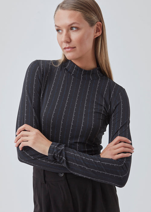 Long sleeved top with a tight fit. BartoMD print top has a low collar and long sleeves. The top has a discreet all-over print.
