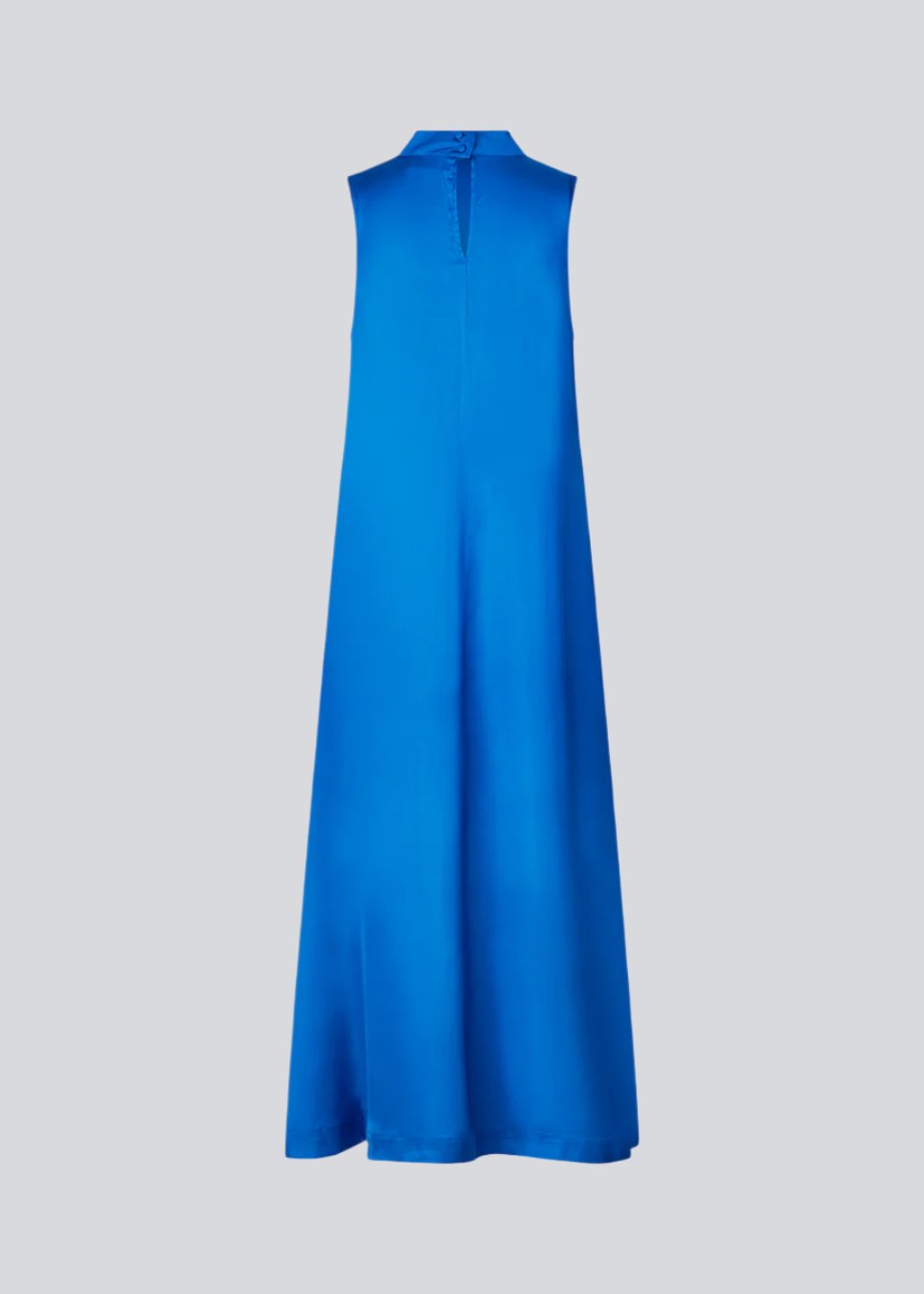 Long dress with a high neck in a softly draping more responsible satin quality. BeateMD dress is sleevesless and with a small opening in the neck with a discreet button closure.