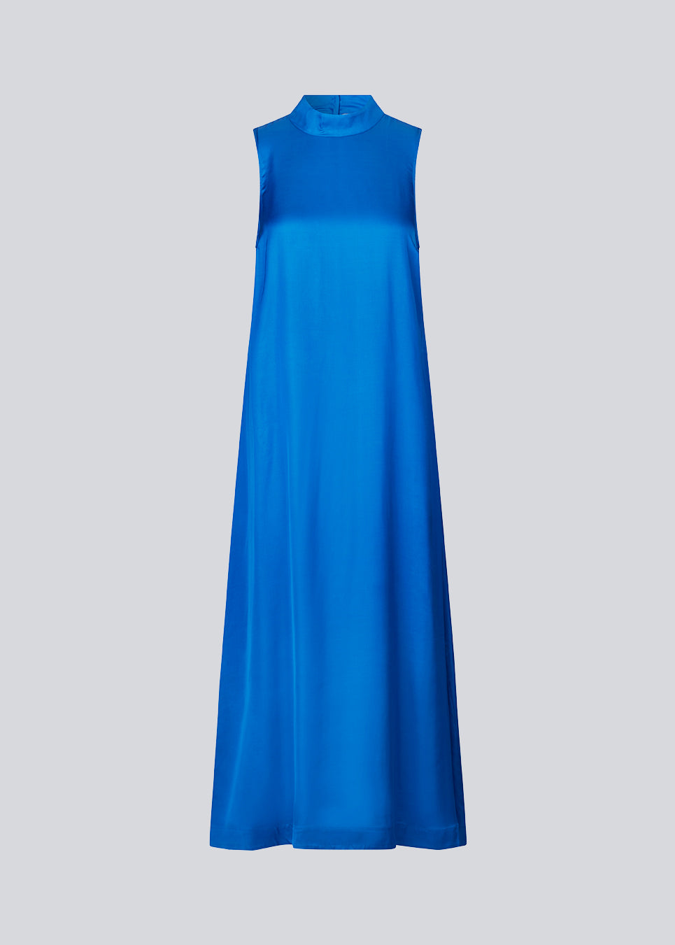 Long dress with a high neck in a softly draping more responsible satin quality. BeateMD dress is sleevesless and with a small opening in the neck with a discreet button closure.