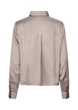 Satin shirt in beige with a soft drape in a more responsible quality. BeateMD shirt has a collar and buttons in front along with a double-layered yoke at the back. Relaxed fit.