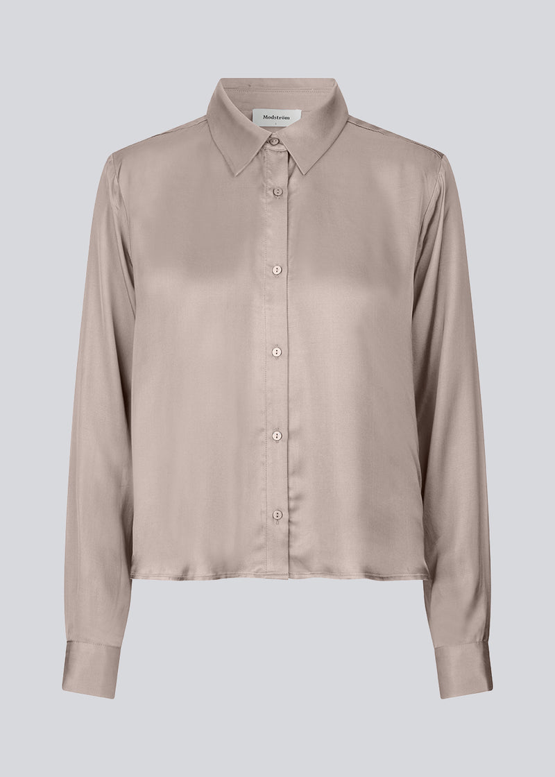 Satin shirt in beige with a soft drape in a more responsible quality. BeateMD shirt has a collar and buttons in front along with a double-layered yoke at the back. Relaxed fit.