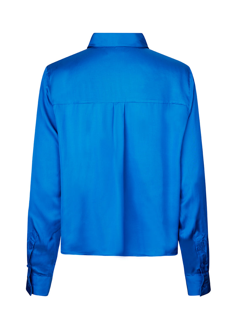 Satin shirt with a soft drape in a more responsible quality. BeateMD shirt has a collar and buttons in front along with a double-layered yoke at the back. Relaxed fit.