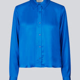 Satin shirt with a soft drape in a more responsible quality. BeateMD shirt has a collar and buttons in front along with a double-layered yoke at the back. Relaxed fit.