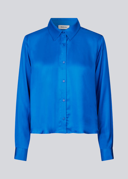 Satin shirt with a soft drape in a more responsible quality. BeateMD shirt has a collar and buttons in front along with a double-layered yoke at the back. Relaxed fit.