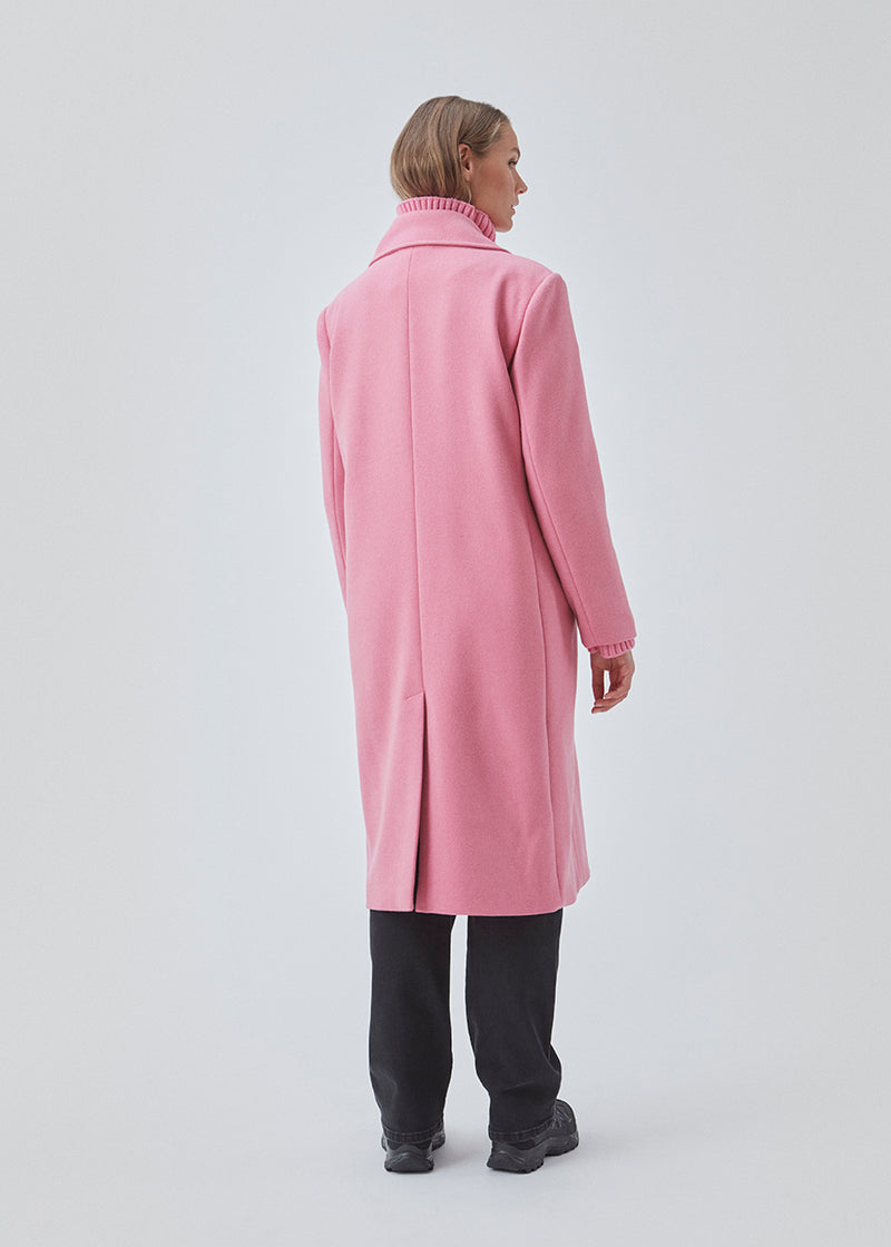Calf-length coat in pink in wool blend. BecaMD coat has a wide collar with wide notch lapels and double-breasted closure in front. Paspoil front pockets and slit in the back,