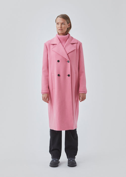 Calf-length coat in pink in wool blend. BecaMD coat has a wide collar with wide notch lapels and double-breasted closure in front. Paspoil front pockets and slit in the back,