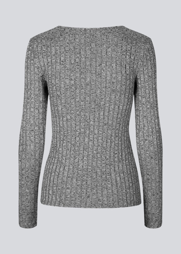 Fitted top in grey in a rib-knit melange quality from more responsible materials. BeckMD top has long sleeves and a square neckline. 