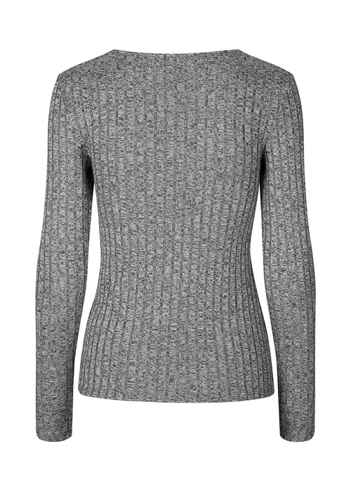 Fitted top in grey in a rib-knit melange quality from more responsible materials. BeckMD top has long sleeves and a square neckline. 